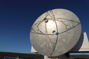 Vedligehold af ikke-sikker kommunikation, herunder diverse radarsystemer, er en del af opgaverne på Thulebasen.