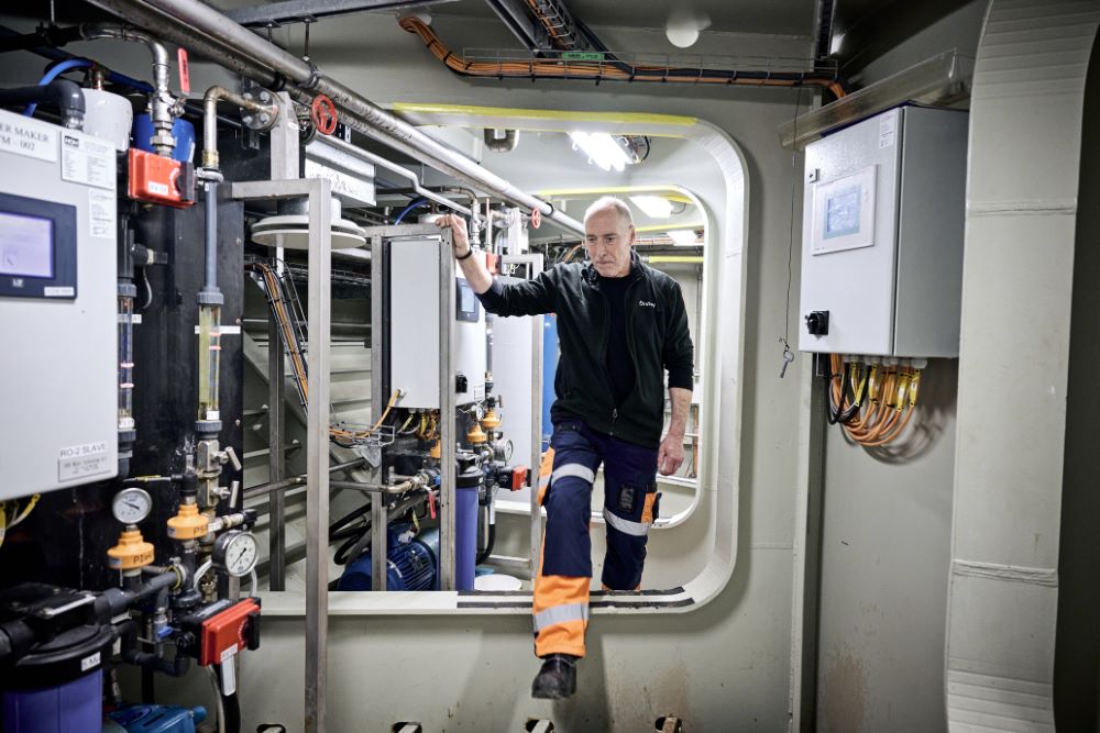 Lars Ryø under kontrol af maskineri i kælderen på beboelsesplatformen Poseidon. Til daglig har han ledelsesansvaret for 12-14 mølleteknikere, der udfører vedligehold på Horns Rev 2.