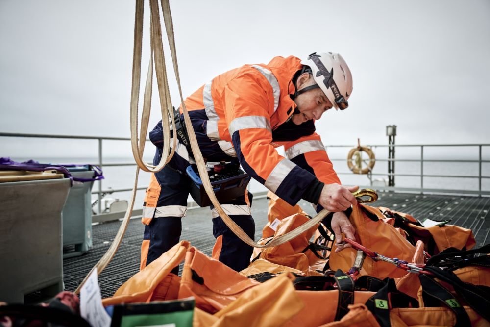 Der kranes dele ned til båden og videre til en mølle. Som Operations Manager tager Lars Ryø imod.