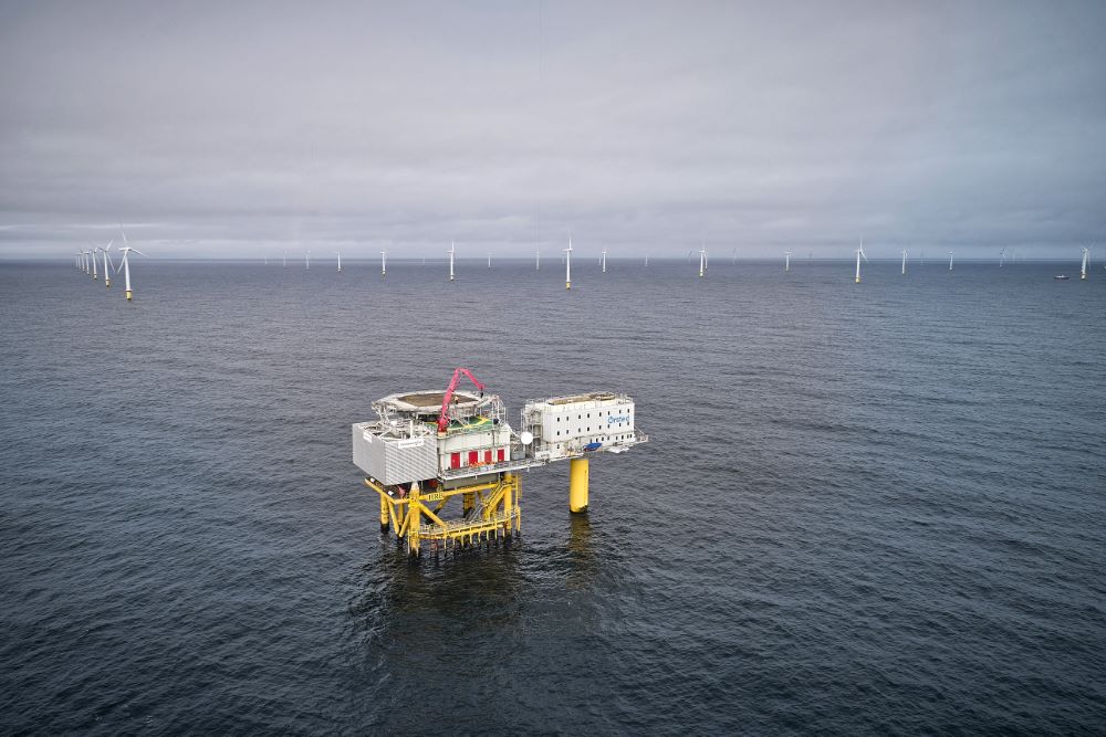 Horns Rev 2 med 91 havmøller i Nordsøen – i forgrunden ses beboelsesplatformen Poseidon hvor mølleteknikerne bor i sommerhalvåret. Desuden ses transformerplatformen, der sender 150 kV strøm i land.