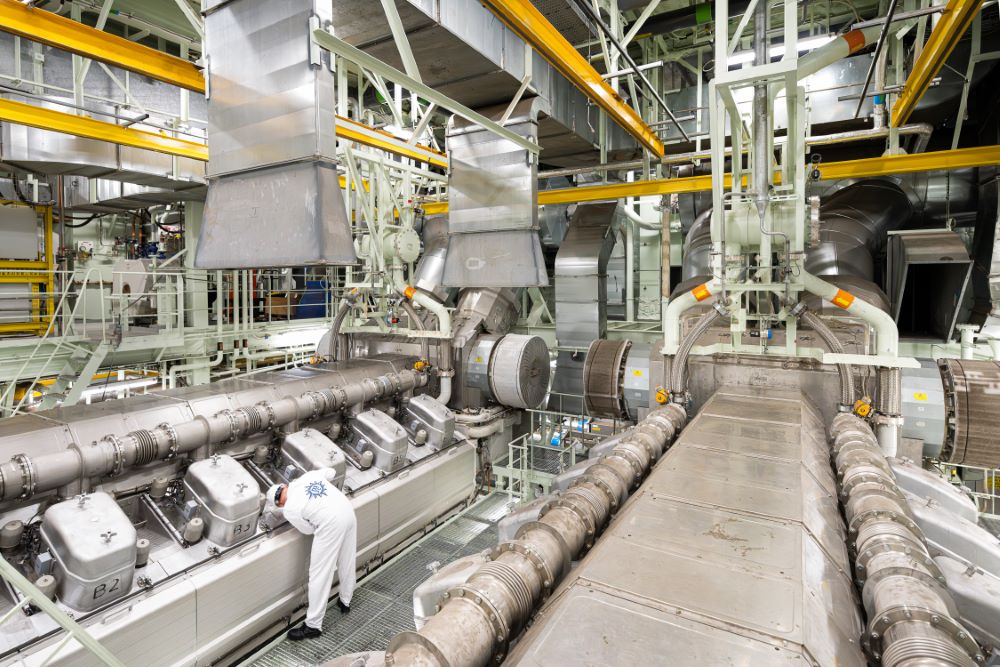 Maskinrummet på MSC Euribia, hvor både de to hovedmotorer og de to mindre hjælpemotorer kan drives på LNG, er et af de steder, hvor der er optimeret for at sænke energiforbruget mest muligt.