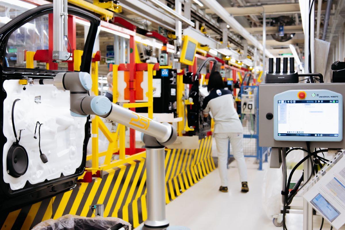 Cobots kan supplere traditionelle industrirobotter og samtidig aflaste medarbejderne fra gentagende og fysisk krævende opgaver.