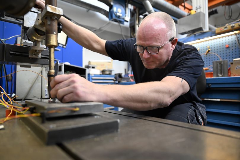 Svejsespecialist Kaare Jensen, FORCE Technology, under indstilling af stick out før svejsning – stick out er afstand fra emne til kontaktdyse.