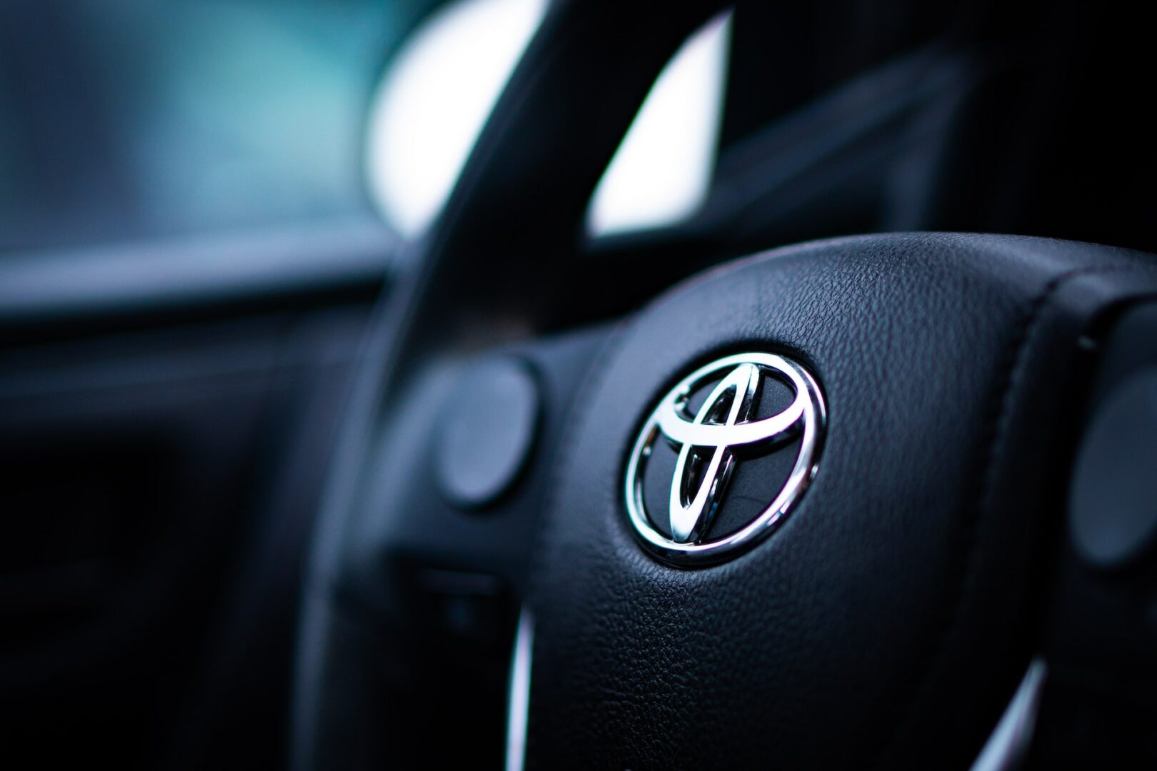 Toyota måtte tirsdag stoppe produktionen på alle sine 14 assembly plants i Japan.