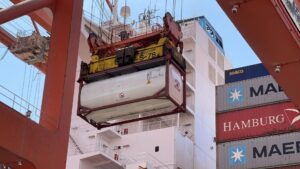 Tre Maersk-ansatte har udviklet en løsning, så overskydende ferskvand fra skibenes produktion kan leveres i tankcontainere til havne verden over for at afhjælpe vandmangel.