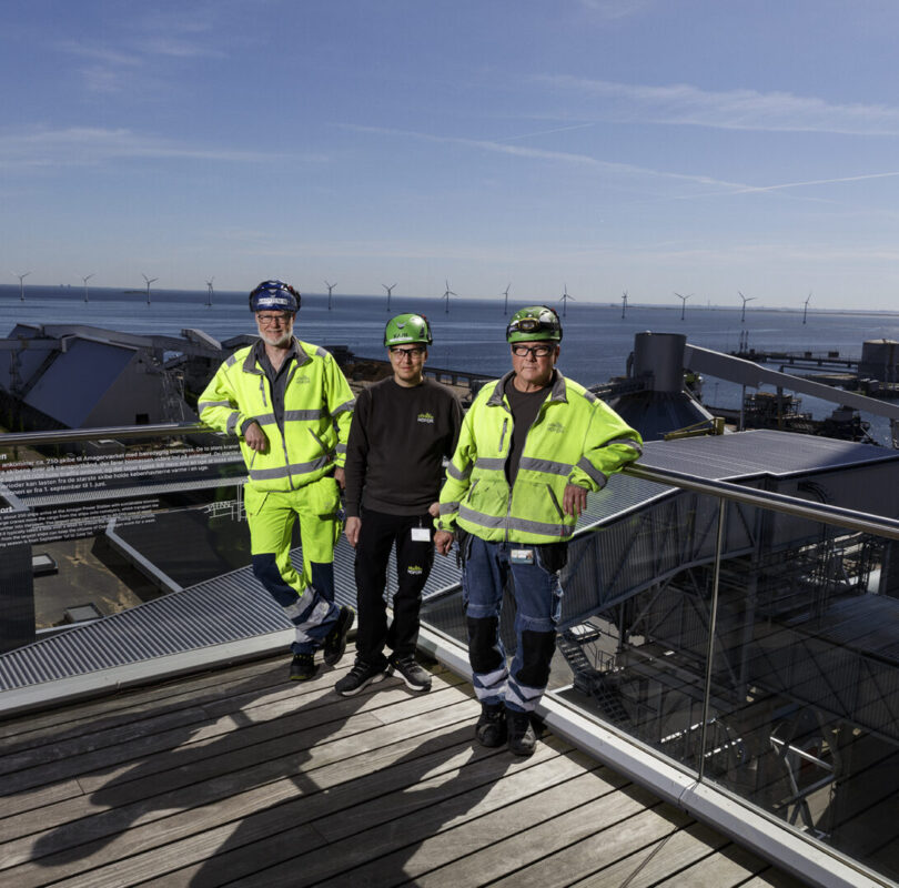 Karsten Møller (tv.), Anders Petersen (im.) og Peter Jensen på taget af blok 4, hvor der er offentlig adgang, når værket står stille.