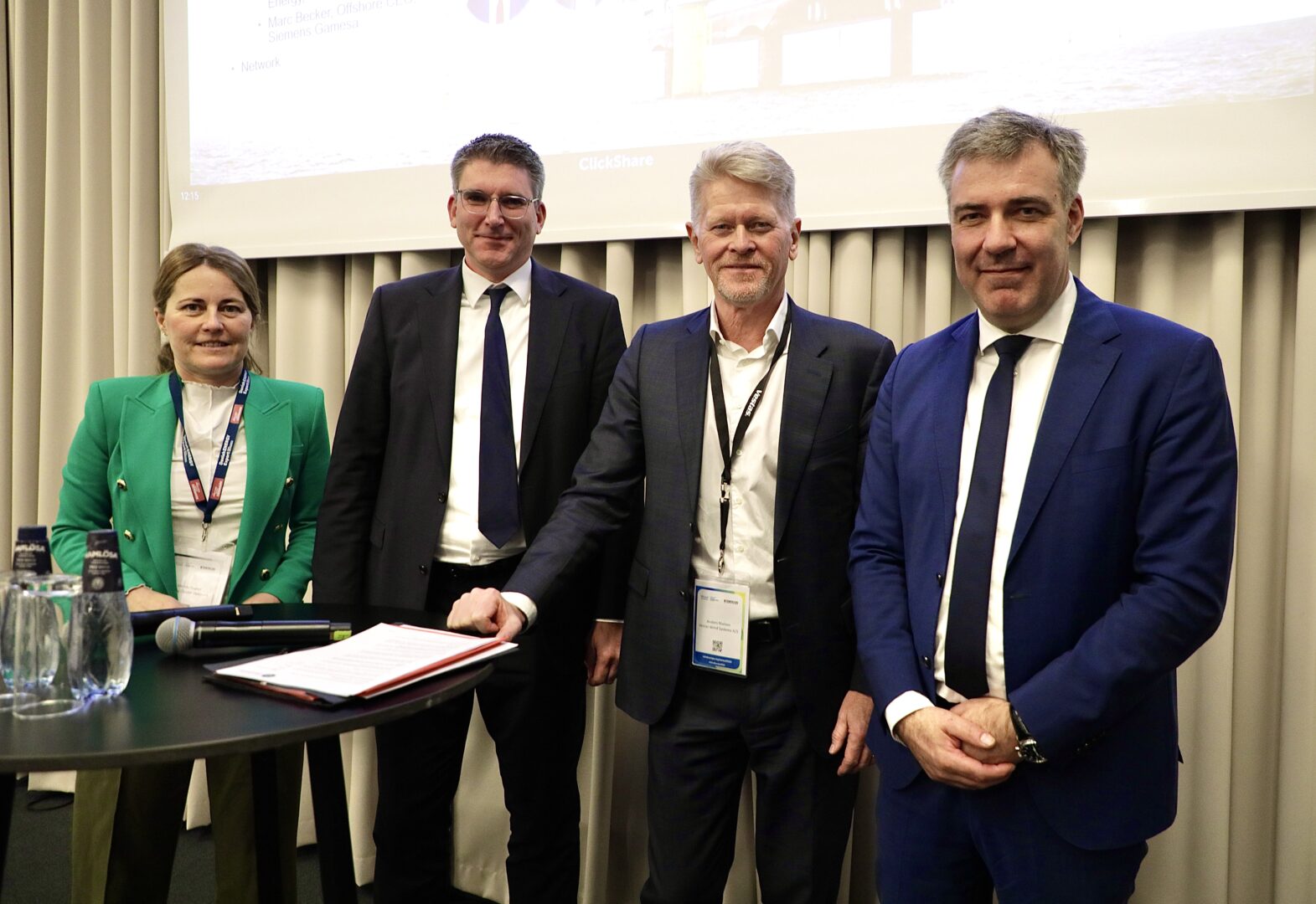 Héloïse Vignal, Cadeler (tv.), Marc Becker, Siemens Gamesa Offshore, Anders Nielsen, Vestas og klima-, energi- og forsyningsminister Lars Aagaard (th.) ved præsentationen af den fælles designguideline. Foto: Energy Cluster Denmark